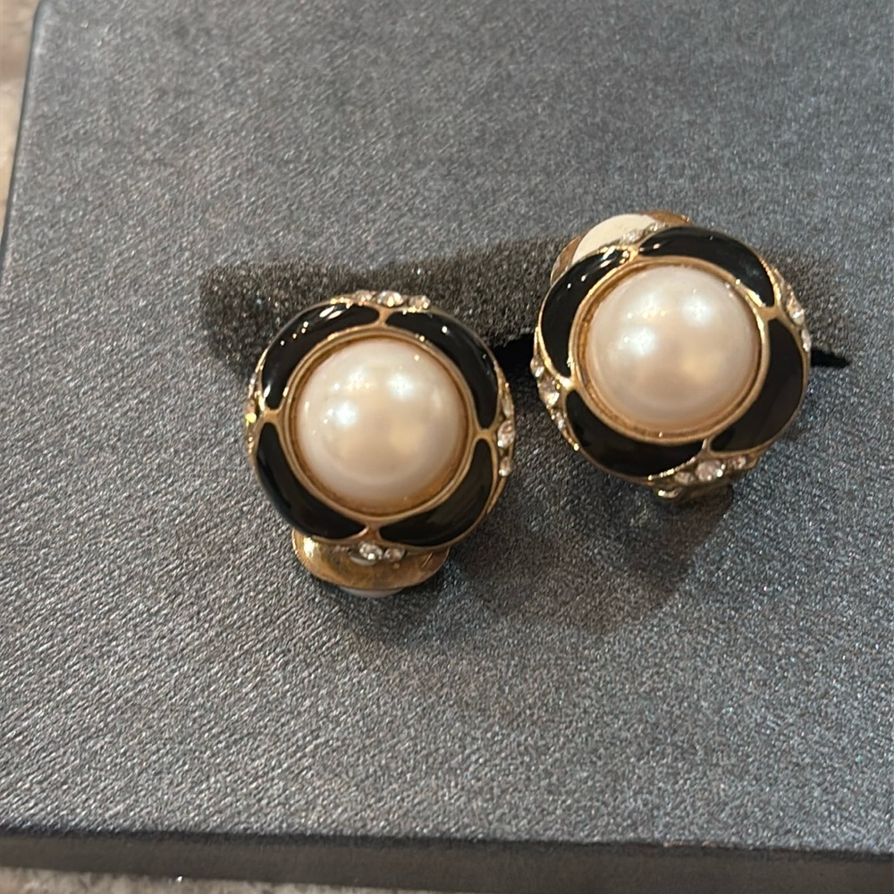 Bintage Roman Clip On Earrings Faux Pearls black with stones in cased with gold!